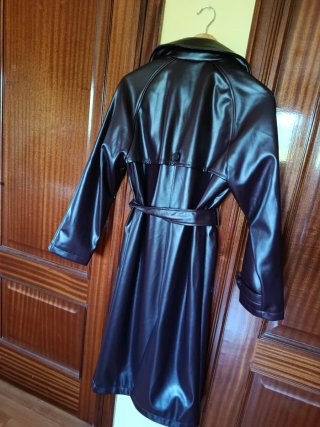 Trench efecto piel Stradivarius Talla XS