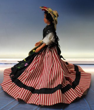 01. Antigua muñeca celuloide traje regional de Niza, Francia.
