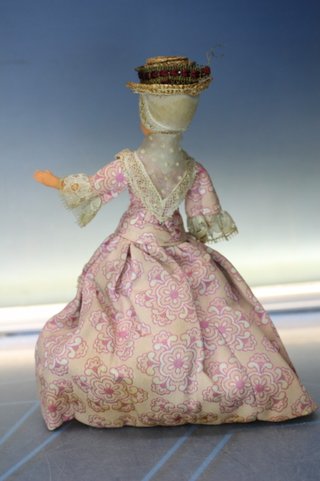 02. Antigua muñeca celuloide traje regional.