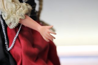 04. Antigua muñeca celuloide o plástico traje regional de Suiza.