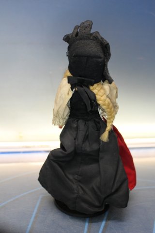04. Antigua muñeca celuloide o plástico traje regional de Suiza.