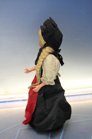 04. Antigua muñeca celuloide o plástico traje regional de Suiza.