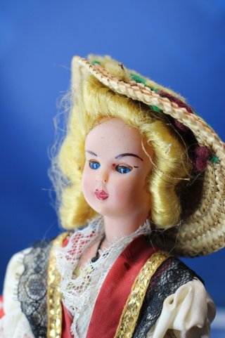 08. Antigua muñeca traje regional de Monaco. Ojos durmientes. Años 50.