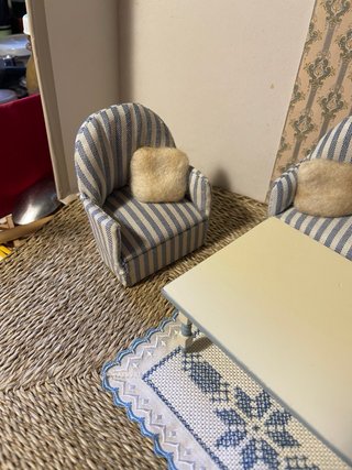 Salottino per casa delle bambole a righe