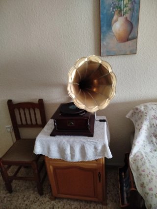 Gramófono antiguo en perfecto estado