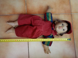 Muñeco vintage niño con peto rojo