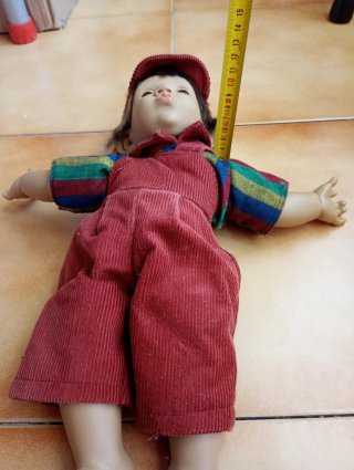 Muñeco vintage niño con peto rojo