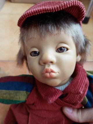 Muñeco vintage niño con peto rojo