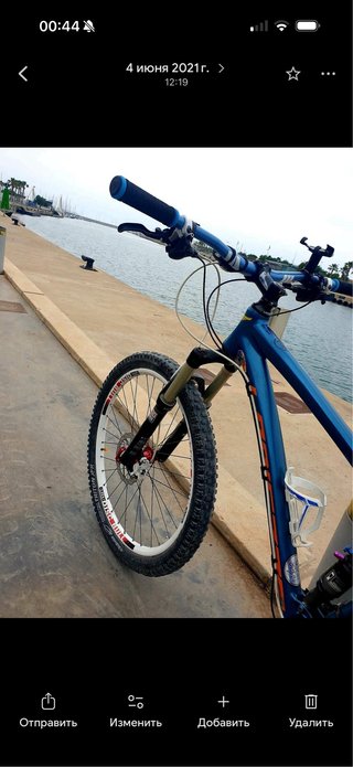 Bicicleta de montaña azul