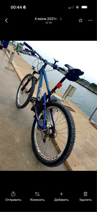 Bicicleta de montaña azul