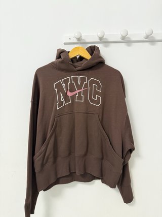 Sudadera Nike NYC Marrón y Rosa con etiquetas