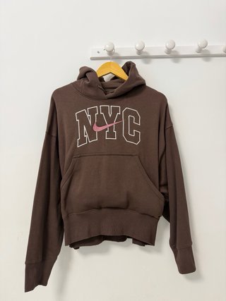 Sudadera Nike NYC Marrón y Rosa con etiquetas