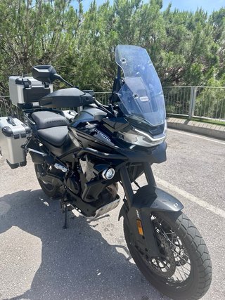 CFMOTO 800MT Touring Negra y Plata