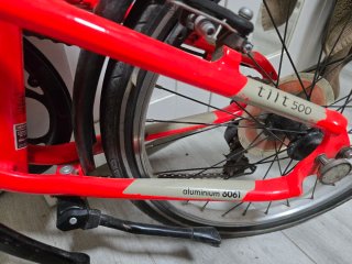 Bicicleta naranja con cesta