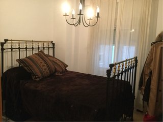Cama forja antigua negra y dorada con colchón