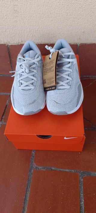Zapatillas Nike grises y blancas