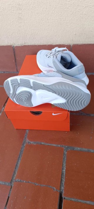 Zapatillas Nike grises y blancas