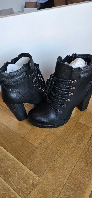 Botines negros con cordones y cremallera