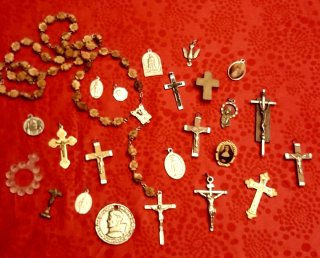 Lote antiguo religioso: Cruces y medallas