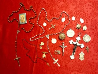 Lote religioso antiguo: rosarios y medallas