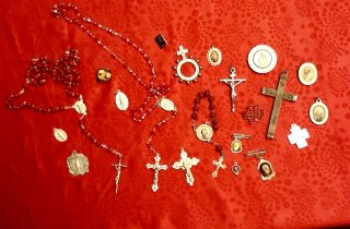 Lote religioso antiguo: rosarios y medallas