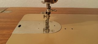 Máquina de coser Singer beige