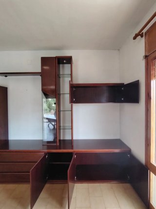 Mueble de comedor y mesa con sillas