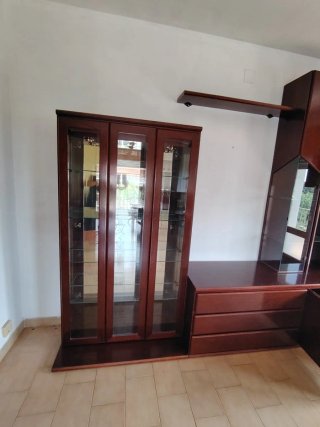 Mueble de comedor y mesa con sillas