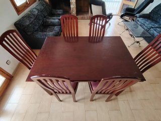 Mueble de comedor y mesa con sillas
