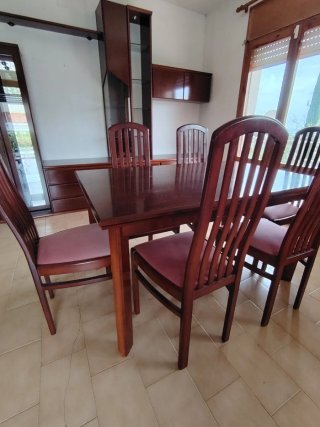 Mueble de comedor y mesa con sillas