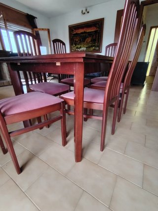 Mueble de comedor y mesa con sillas