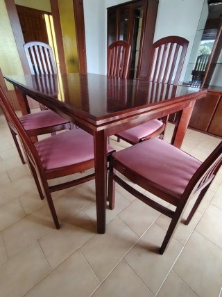 Mueble de comedor y mesa con sillas