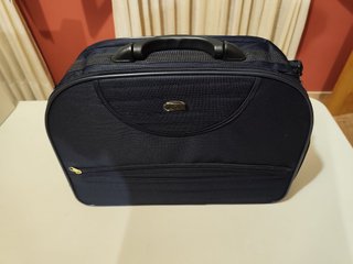 Maleta de viaje azul y gris
