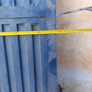 Puerta metálica azul