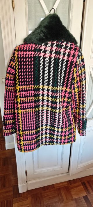 Abrigo cuadros multicolor con cuello pelo