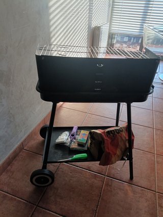 Barbacoa con ruedas y parrillas
