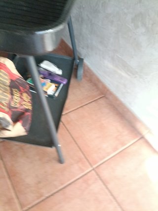 Barbacoa con ruedas y parrillas