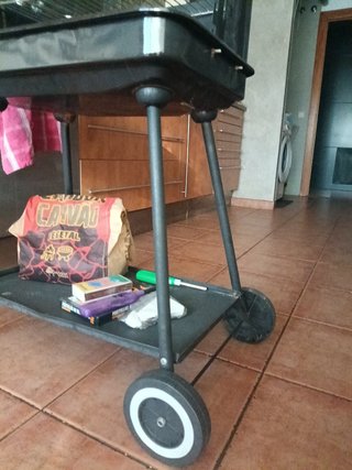 Barbacoa con ruedas y parrillas