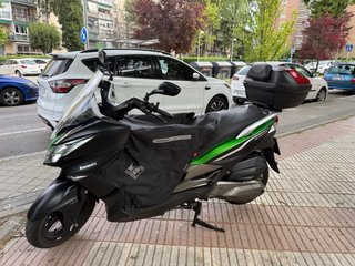 Kawasaki J300 ABS Scooter Negra y Verde