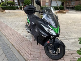 Kawasaki J300 ABS Scooter Negra y Verde