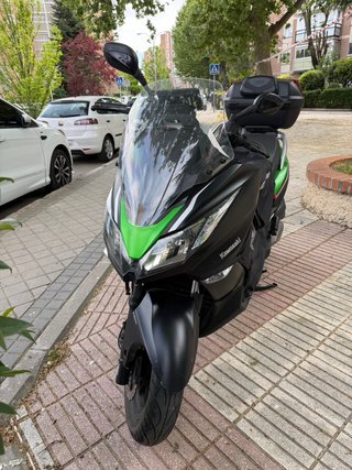 Kawasaki J300 ABS Scooter Negra y Verde