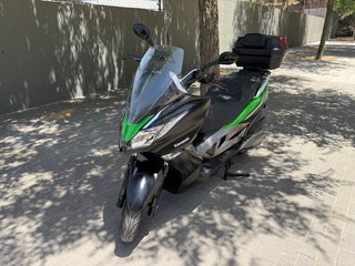 Kawasaki J300 ABS Scooter Negra y Verde