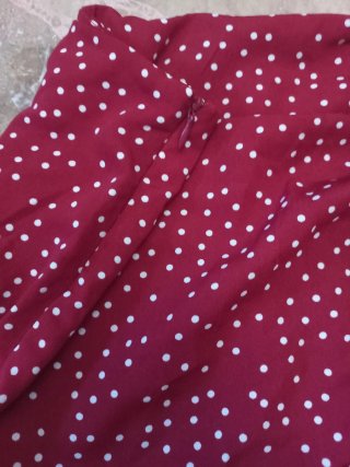 Falda roja de lunares