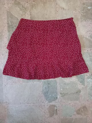 Falda roja de lunares
