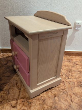 Mesita de noche beige y rosa