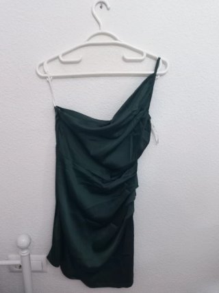 Vestido satén verde asimétrico