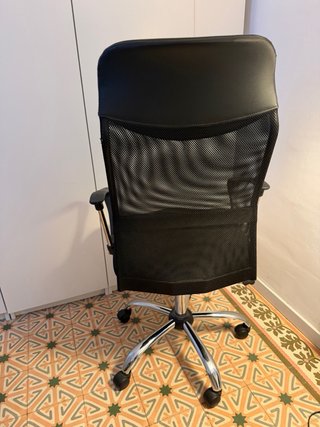 Silla de escritorio negra con ruedas