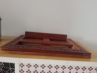 Atril de madera tallada.