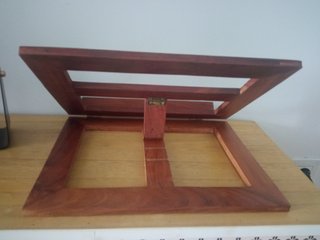 Atril de madera tallada.