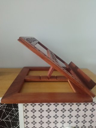 Atril de madera tallada.